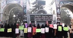 নিকাব নিয়ে বিএনপি নেতার অবমাননা, নারী শিক্ষার্থীদের মানববন্ধন