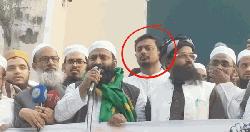 নিজের বিরুদ্ধে ডাকা বিক্ষোভে হাজির খোদ নাসীরুদ্দীন পাটওয়ারী