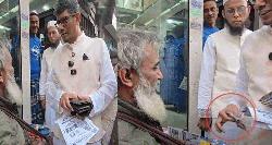 প্রচারণার সময় ব্যারিস্টার শাহরিয়ারের টাকা দেওয়ার ভিডিও ভাইরাল