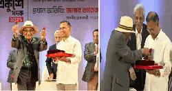 প্রধানমন্ত্রীকে লাল গোলাপ উপহার দিলেন শফিক রেহমান