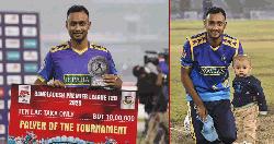 প্রতিশ্রুতি মোতাবেক বিপিএলের টুর্নামেন্ট সেরার টাকা মাঠকর্মীদের দিলেন শরিফুল