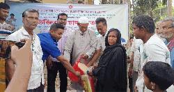 বাগাতিপাড়ায় নিজ অর্থায়নে ইউপি চেয়ারম্যানের চাল বিতরণ