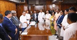 সিটি করপোরেশনের পরিচ্ছন্নতাকর্মীদের ৫ হাজার টাকা করে ঈদ উপহার দিলেন প্রধানমন্ত্রী