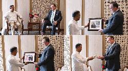 প্রধানমন্ত্রীর হাতে দুটি দুর্লভ ছবি তুলে দিলেন মার্কিন রাষ্ট্রদূত