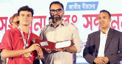 সাফজয়ী যুবাদের সংবর্ধনা ও অর্থ পুরস্কার দিলেন ক্রীড়া প্রতিমন্ত্রী