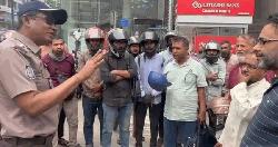 ট্রাফিক গুলশান ডিভিশনের উদ্যোগে ‌‌‘প্লাস্টিক হেলমেট ভাঙা কর্মসূচি’