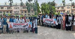 রামেক হাসপাতালে কর্মবিরতিতে ইন্টার্ন চিকিৎসকরা