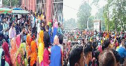 ঈশ্বরদী ইপিজেডের প্রধান ফটকে তালা দিয়ে শ্রমিকদের বিক্ষোভ