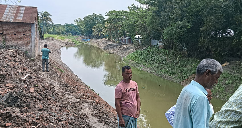 গোপালগঞ্জে খালপাড়ের সড়ক কেটে পুনঃ খাল খননের অভিযোগ -স্থানীয়দের চরম ক্ষোভ প্রকাশ 