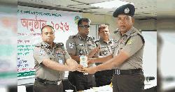খুলনায় ট্রাফিক বিভাগে কর্মরতদের পুরস্কার প্রদান