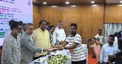 রাজবাড়ীতে সড়ক দুর্ঘটনায় ক্ষতিগ্রস্ত পারিবারকে আর্থিক সহায়তা প্রদান