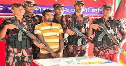 পাঁচবিবি সীমান্তে ১০টি স্বর্ণের বারসহ চোরাকারবারী আটক
