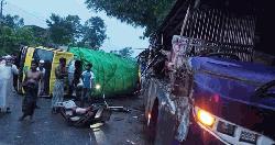 কুমিল্লায় বিকল ট্রাকের পেছনে বাসের ধাক্কা, নিহত ১