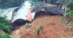 কক্সবাজারে ভারী বর্ষণে পাহাড় ধসে নিহতের সংখ্যা বেড়ে ১১