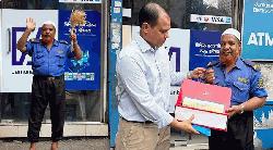 ধানের শীষ হাতে শুভেচ্ছা জানানো নিরাপত্তাকর্মীকে প্রধানমন্ত্রীর উপহার
