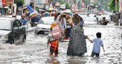 মধ্যরাত থেকে টানা বৃষ্টিতে রাজধানীতে জলাবদ্ধতা, দুর্ভোগে নগরবাসী