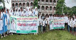 প্রধান শিক্ষক গ্রেপ্তারের প্রতিবাদে নেত্রকোণায় পরীক্ষা বর্জন, মানববন্ধন কর্মসূচি পালন করেছে শিক্ষার্থীরা