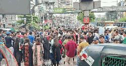 ফের সায়েন্সল্যাব মোড় অবরোধ করেছেন শিক্ষার্থীরা