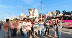 মাদারীপুরে শিক্ষামন্ত্রীর পদত্যাগের দাবীতে এইচএসসি পরীক্ষার্থীদের সড়ক অবরোধ
