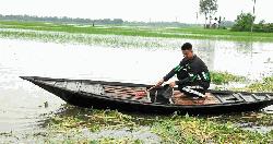 আত্রাইয়ে বর্ষার নতুন পানিতে জেলেদের মাছ শিকারের মহোৎসব