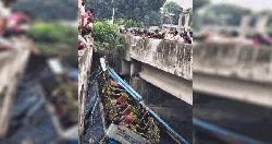 মানিকগঞ্জে নিয়ন্ত্রণ হারিয়ে বাস খালে পড়ে  নিহত ১ আহত ১৫ 