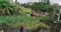 দাগনভূঞায় সেচ্ছাশ্রমে শ্রমিক নেতার জলাবদ্ধতা নিষ্কাশন 