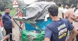 সিংগাইরে ট্রাক-সিএনজির মুখোমুখি সংঘর্ষে নিহত ১, আহত ৩