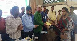 বিরলে সুবর্ণ নাগরিক কার্ড ও ক্ষুদ্র নৃগোষ্ঠীর মাঝে চেক বিতরণ