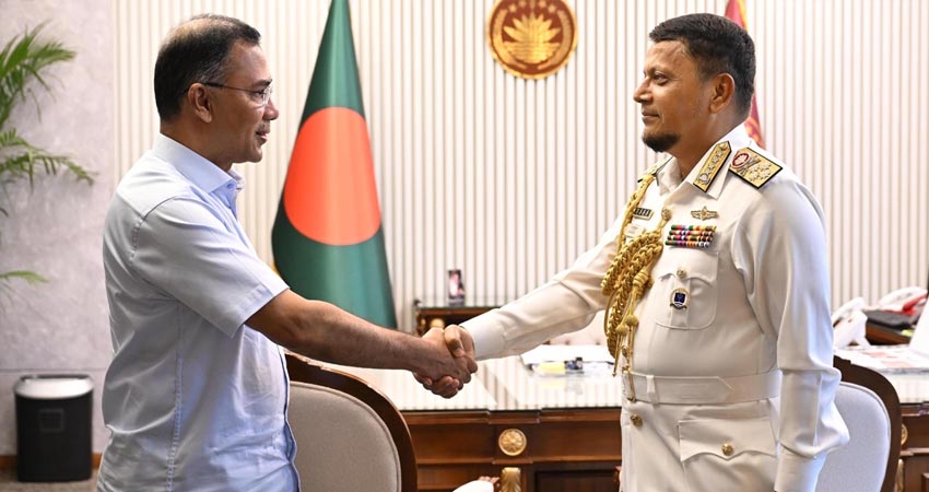 প্রধানমন্ত্রীর সঙ্গে বিদায়ী নৌবাহিনী প্রধানের সৌজন্য সাক্ষাৎ