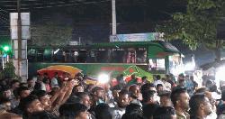 কুড়িগ্রামে শ্রমিক মারধরের প্রতিবাদে মানববন্ধন