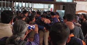 হাসপাতালে নারী চিকিৎসকদের ওয়াশরুমে গোপন ক্যামেরা, ইন্টার্ন চিকিৎসক আটক