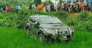 বৃদ্ধাকে বাঁচাতে গিয়ে ধানখেতে প্রতিমন্ত্রীর গাড়ি 