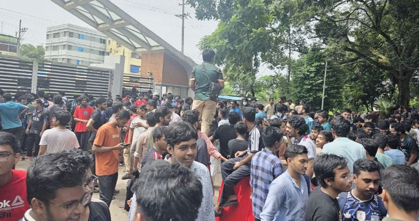 শিক্ষার্থীদের বাধায় ক্যাম্পাসে ঢুকতে পারলেন না নতুন ভিসি