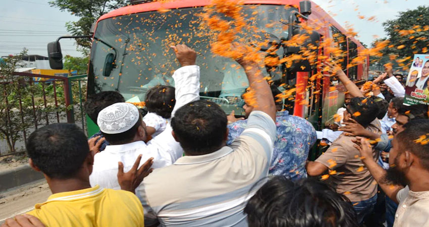ফেনীতে প্রধানমন্ত্রী: পথে পথে জনতার ঢল, ফুলেল শুভেচ্ছায় সিক্ত 