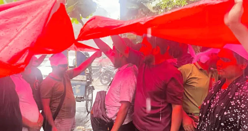 দাবি আদায়ে বৃষ্টিতে ভিজেও অবস্থানে প্রতিবন্ধী গ্র্যাজুয়েটরা  