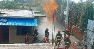 উখিয়ার ইনানীতে মাটি খুঁড়তেই গ্যাসের সঙ্গে আগুন, এলাকায় আতঙ্ক