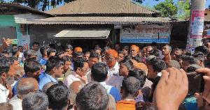 সারের দাবিতে লালমনিরহাট-বুড়িমারী মহাসড়ক অবরোধ